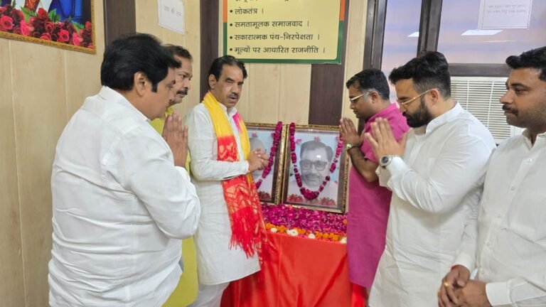 भाजपा स्थापना दिवस पर कानपुर उत्तर में भव्य आयोजन, वरिष्ठ नेताओं का सम्मान व आतिशबाजी